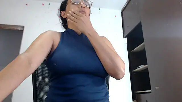 Snapshot of Lucyy_Naugthy chatting on December 17, 2025, 2:33 pm Lucyy Naugthy online show from December 17, 2025, 2:33 pm