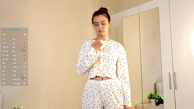 Snapshot of La_L_U_N_E chatting on October 23, 2025, 3:54 pm La L U N E online show from October 23, 2025, 3:54 pm