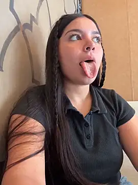 Snapshot of GODDESS_zyrene chatting on November 18, 2025, 7:39 pm GODDESS zyrene online show from November 18, 2025, 7:39 pm