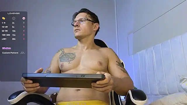 Snapshot of Justin_valverde chatting on November 2, 2025, 2:49 am Justin valverde online show from November 2, 2025, 2:49 am