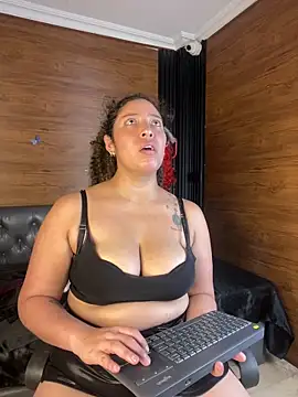 Snapshot of Yvonny27 chatting on February 10, 2026, 2:27 pm Yvonny27 online show from February 10, 2026, 2:27 pm