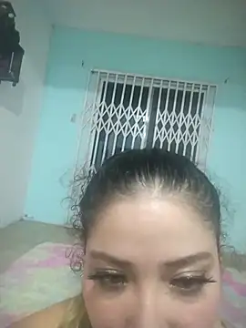 Snapshot of Yvonny27 chatting on February 18, 2026, 5:16 am Yvonny27 online show from February 18, 2026, 5:16 am