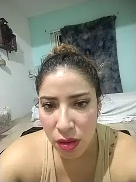 Snapshot of Yvonny27 chatting on March 1, 2026, 2:44 am Yvonny27 online show from March 1, 2026, 2:44 am