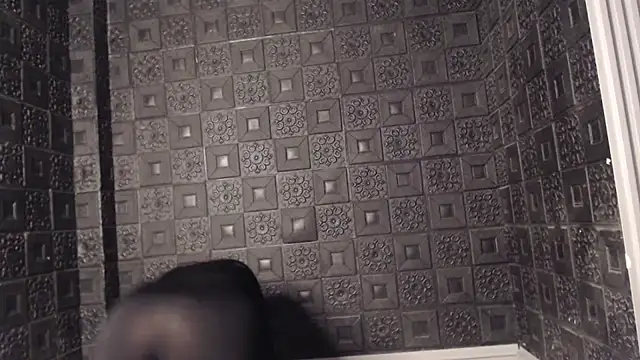 Snapshot of Yvonny27 chatting on November 17, 2025, 6:39 am Yvonny27 online show from November 17, 2025, 6:39 am