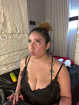 Snapshot of Yvonny27 chatting on March 26, 2026, 11:35 pm Yvonny27 online show from March 26, 2026, 11:35 pm