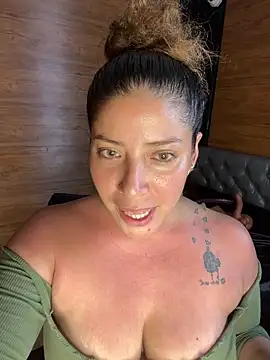 Snapshot of Yvonny27 chatting on March 11, 2026, 11:43 pm Yvonny27 online show from March 11, 2026, 11:43 pm