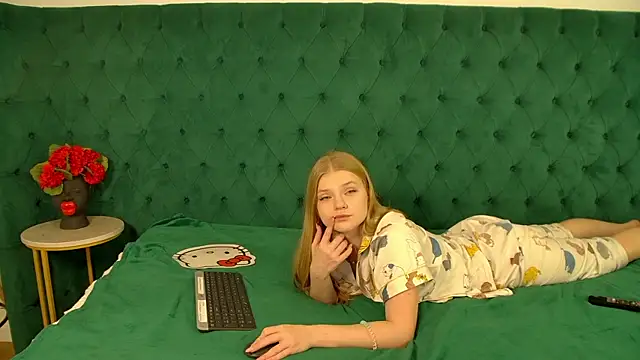 LilitRosen online show from November 10, 2025, 6:35 pm