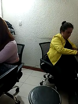 lesb milf online show from October 8, 2025, 10:21 pm