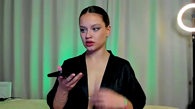 Snapshot of -CamillaStar- chatting on October 17, 2025, 9:16 pm -CamillaStar- online show from October 17, 2025, 9:16 pm