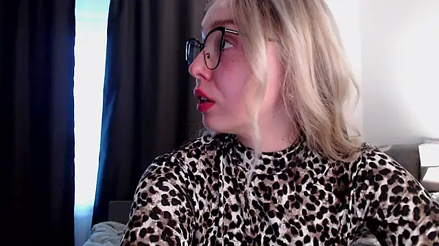Snapshot of Michellee_Nilson chatting on October 14, 2025, 5:41 am Michellee Nilson online show from October 14, 2025, 5:41 am