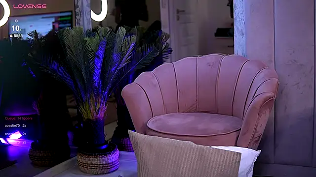 Snapshot of ReneeVoss chatting on October 21, 2025, 3:55 pm ReneeVoss online show from October 21, 2025, 3:55 pm