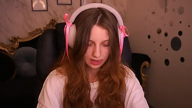 CuteeFoxy online show from June 16, 2026, 1:44 pm