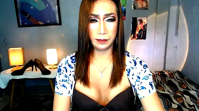 Snapshot of littleredbunny27 chatting on March 17, 2026, 9:01 am littleredbunny27 online show from March 17, 2026, 9:01 am