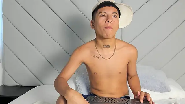 Snapshot of little_kris1 chatting on November 10, 2025, 12:32 pm little kris1 online show from November 10, 2025, 12:32 pm