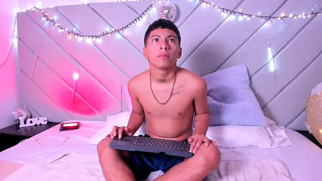 Snapshot of little_kris1 chatting on December 3, 2025, 12:37 pm little kris1 online show from December 3, 2025, 12:37 pm