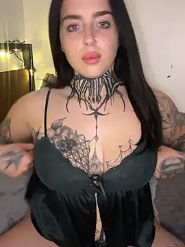 lucycoxxoxo online show from July 14, 2026, 10:27 pm