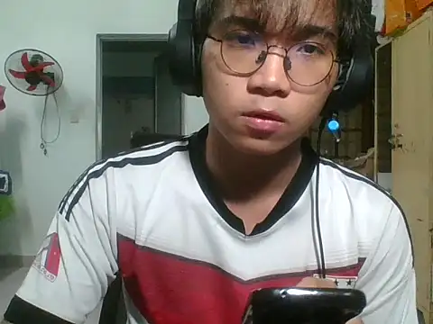 Snapshot of kave2033 chatting on November 3, 2025, 3:15 pm kave2033 online show from November 3, 2025, 3:15 pm