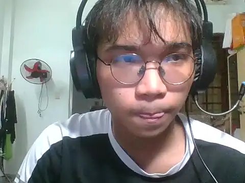 Snapshot of kave2033 chatting on November 8, 2025, 4:32 pm kave2033 online show from November 8, 2025, 4:32 pm