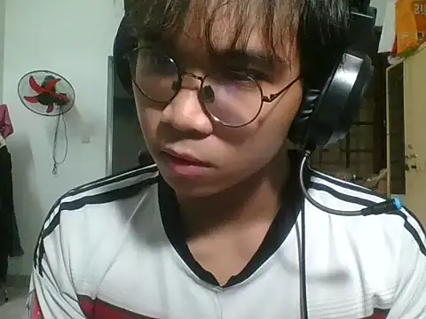 Snapshot of kave2033 chatting on October 29, 2025, 3:33 pm kave2033 online show from October 29, 2025, 3:33 pm