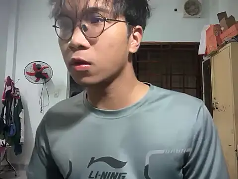 Snapshot of kave2033 chatting on December 14, 2025, 3:28 pm kave2033 online show from December 14, 2025, 3:28 pm