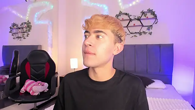 Snapshot of JustinCastiblanco chatting on October 20, 2025, 11:33 am JustinCastiblanco online show from October 20, 2025, 11:33 am