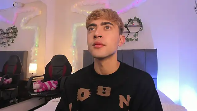 Snapshot of JustinCastiblanco chatting on December 3, 2025, 11:20 am JustinCastiblanco online show from December 3, 2025, 11:20 am