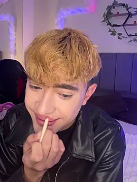 Snapshot of JustinCastiblanco chatting on October 17, 2025, 11:45 am JustinCastiblanco online show from October 17, 2025, 11:45 am