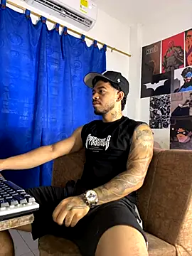 Snapshot of Kylian_Alessandro chatting on October 24, 2025, 3:55 pm Kylian Alessandro online show from October 24, 2025, 3:55 pm