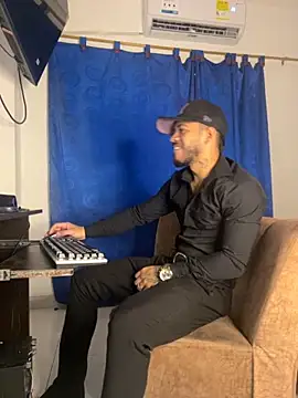 Snapshot of Kylian_Alessandro chatting on November 25, 2025, 11:43 am Kylian Alessandro online show from November 25, 2025, 11:43 am