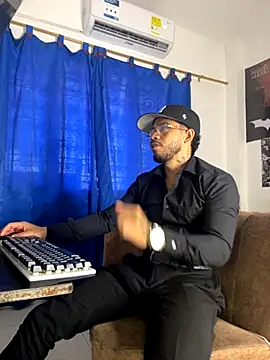 Snapshot of Kylian_Alessandro chatting on October 27, 2025, 3:35 pm Kylian Alessandro online show from October 27, 2025, 3:35 pm