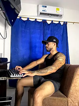 Snapshot of Kylian_Alessandro chatting on December 17, 2025, 5:07 pm Kylian Alessandro online show from December 17, 2025, 5:07 pm