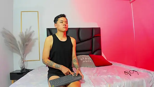 Snapshot of AnnieAndLeandro chatting on November 6, 2025, 7:51 pm AnnieAndLeandro online show from November 6, 2025, 7:51 pm