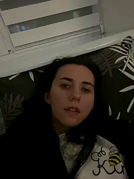 oliviya mur online show from November 22, 2025, 4:06 pm