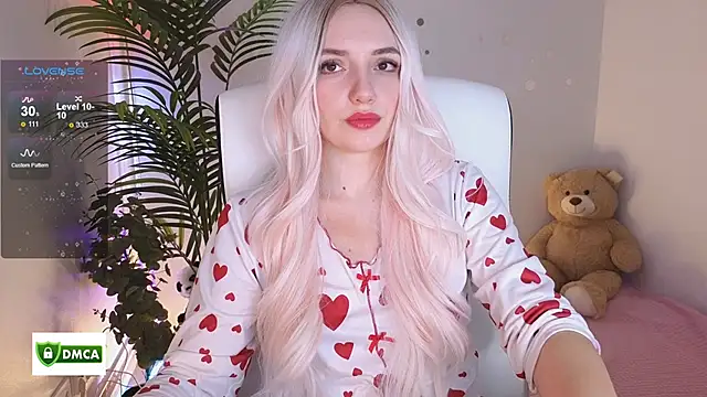 Snapshot of cute_cake chatting on December 1, 2025, 10:05 am cute cake online show from December 1, 2025, 10:05 am