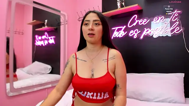 Snapshot of JuliethCruz_ chatting on November 19, 2025, 5:02 pm JuliethCruz online show from November 19, 2025, 5:02 pm