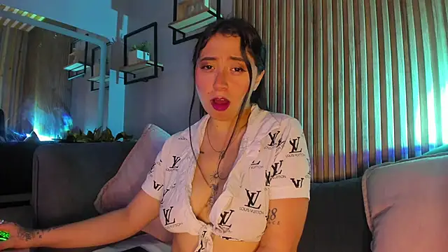 Snapshot of JuliethCruz_ chatting on June 18, 2026, 7:30 pm JuliethCruz online show from June 18, 2026, 7:30 pm