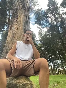 Snapshot of Leonardmoppet chatting on November 22, 2025, 7:02 pm Leonardmoppet online show from November 22, 2025, 7:02 pm