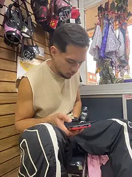 Snapshot of Leonardmoppet chatting on December 15, 2025, 10:37 pm Leonardmoppet online show from December 15, 2025, 10:37 pm