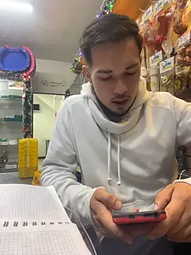 Snapshot of Leonardmoppet chatting on December 1, 2025, 11:27 pm Leonardmoppet online show from December 1, 2025, 11:27 pm