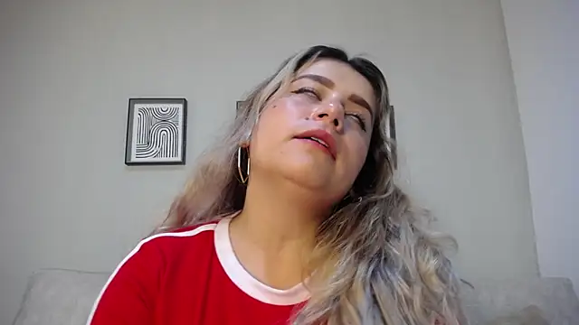 Snapshot of Sweet_Bella_Valery chatting on November 24, 2025, 10:10 pm Sweet Bella Valery online show from November 24, 2025, 10:10 pm