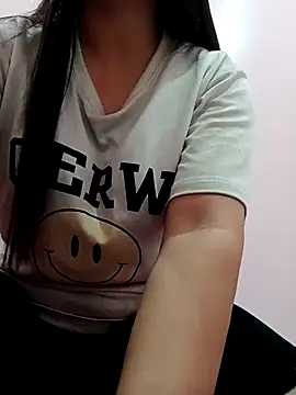 Snapshot of Erza-- chatting on October 16, 2025, 1:14 am Erza-- online show from October 16, 2025, 1:14 am