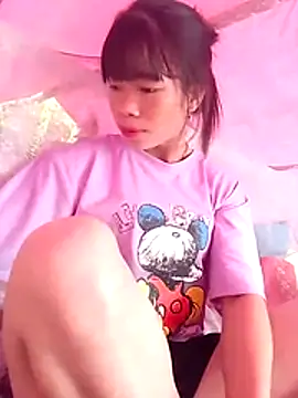 Snapshot of Erza-- chatting on October 24, 2025, 7:18 am Erza-- online show from October 24, 2025, 7:18 am