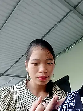 Snapshot of Erza-- chatting on October 17, 2025, 12:58 am Erza-- online show from October 17, 2025, 12:58 am