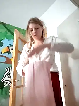 SandyCassie online show from April 28, 2026, 4:17 am