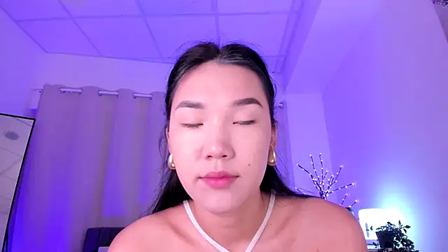 Snapshot of Divine_Madeleine chatting on July 16, 2026, 6:21 am Divine Madeleine online show from July 16, 2026, 6:21 am