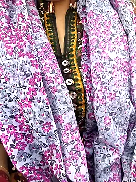 Snapshot of Anshika1431 chatting on December 15, 2025, 6:52 am Anshika1431 online show from December 15, 2025, 6:52 am