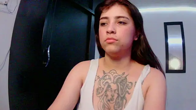 Snapshot of adri_gomez1 chatting on November 6, 2025, 6:28 am adri gomez1 online show from November 6, 2025, 6:28 am