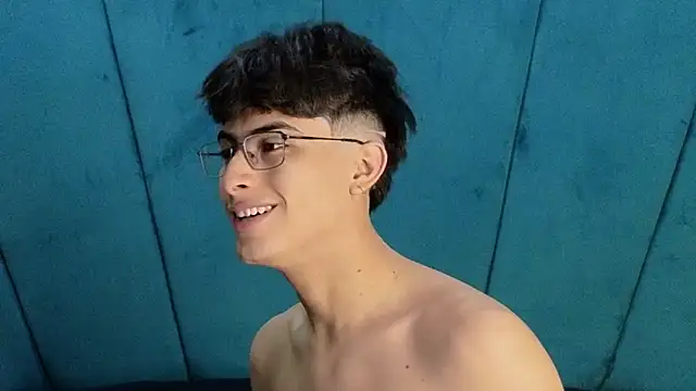 Snapshot of Aaron_Eze chatting on November 6, 2025, 11:31 pm Aaron Eze online show from November 6, 2025, 11:31 pm