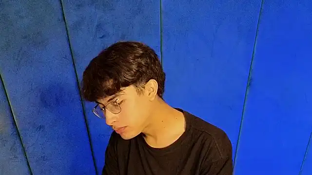 Snapshot of Aaron_Eze chatting on November 1, 2025, 10:14 pm Aaron Eze online show from November 1, 2025, 10:14 pm