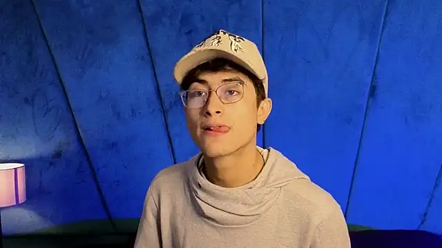 Snapshot of Aaron_Eze chatting on November 5, 2025, 10:46 pm Aaron Eze online show from November 5, 2025, 10:46 pm